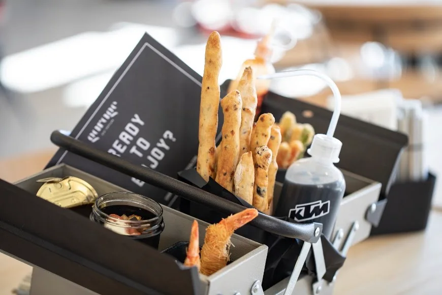 Brot und Dips in einer Werkzeugkiste – ein Genussmoment aus der garage.